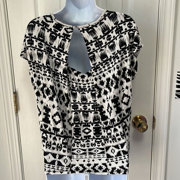 Keyhole back t-shirt - Picture 4 of 4